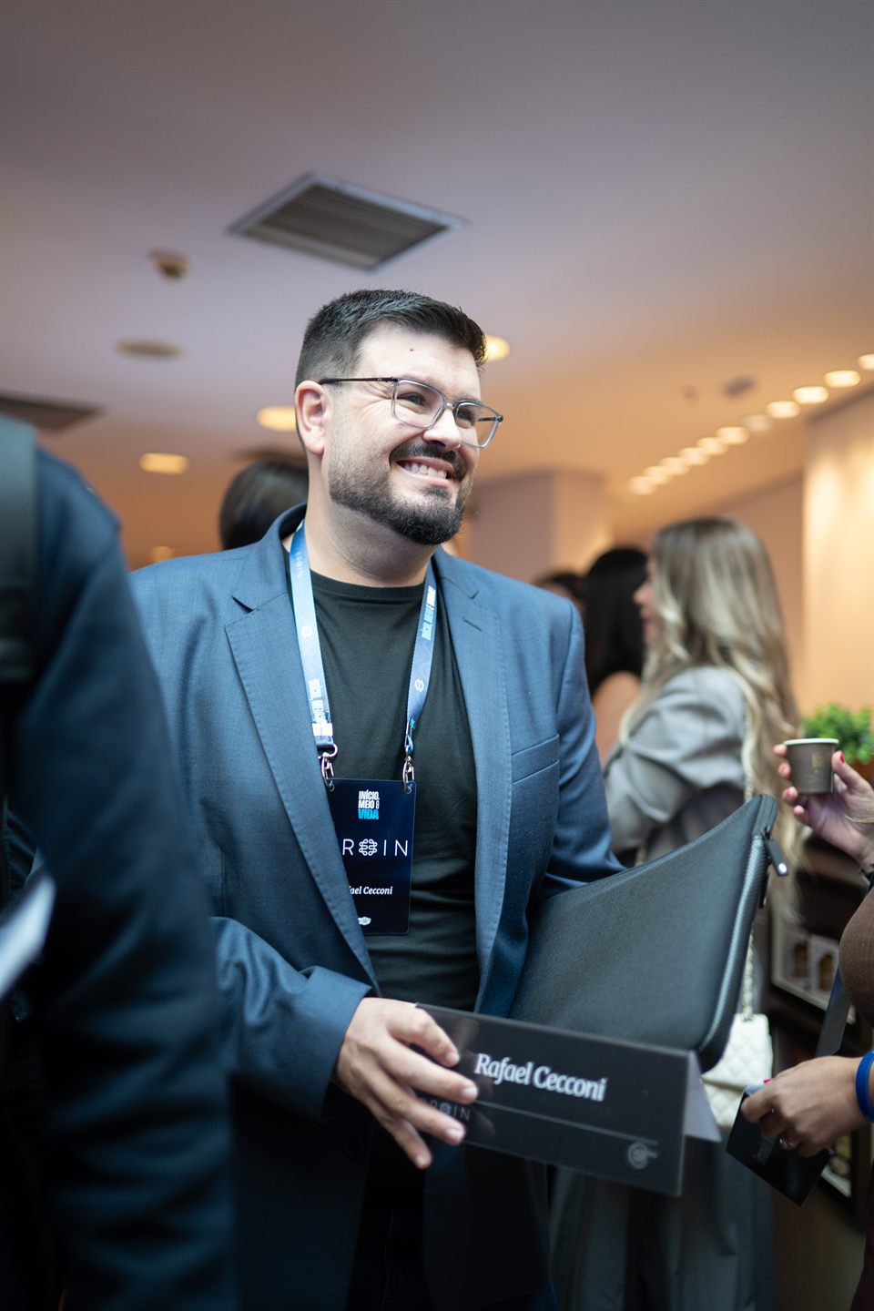 Rafael Cecconi sorrindo durante um encontro empresarial